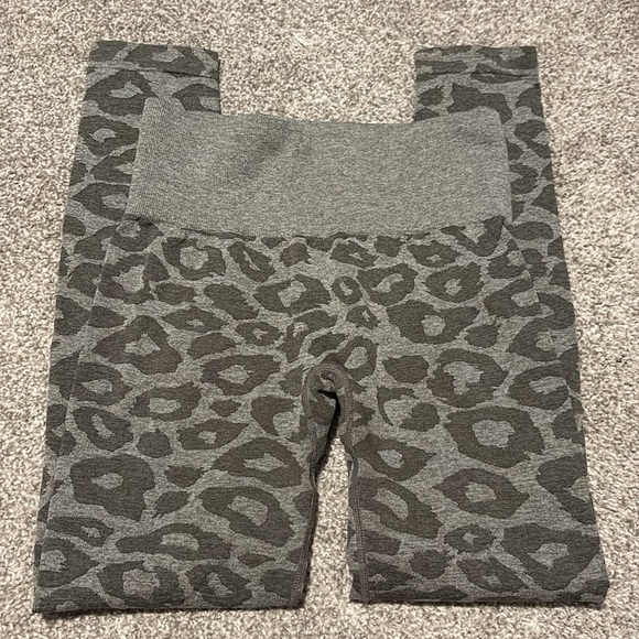 Navigation Gray Leopard Print Leggings - Picture 3 of 4